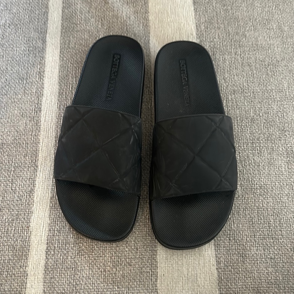 Bottega veneta black rubberized slides